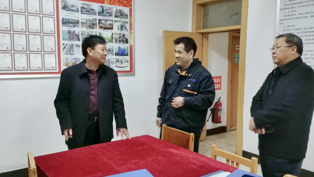 新鄉(xiāng)市總工會(huì)副主席王世良(左一)、輝縣市總工會(huì)主席李樹林(右一)指導(dǎo)工作