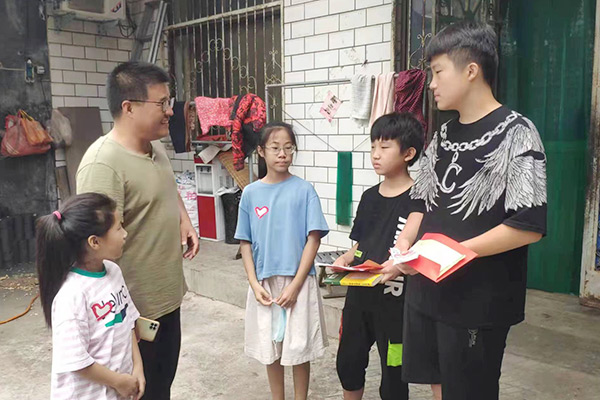 新鄉(xiāng)長城集團愛心家庭攜手輝縣義工“愛心助學，點亮希望”