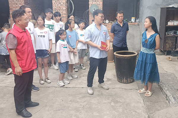 新鄉(xiāng)長城集團愛心家庭攜手輝縣義工“愛心助學，點亮希望”