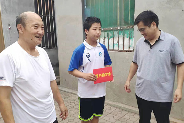 新鄉(xiāng)長城集團愛心家庭攜手輝縣義工“愛心助學，點亮希望”
