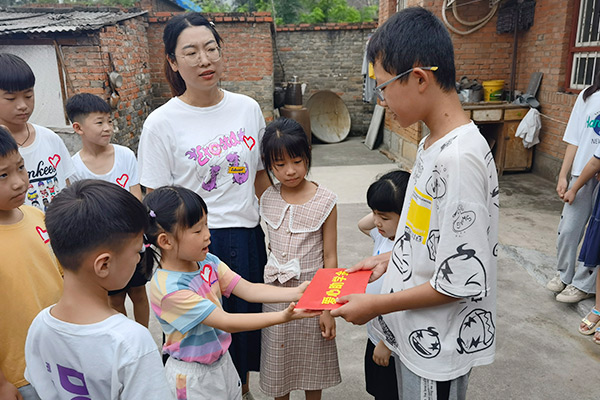 新鄉(xiāng)長城集團愛心家庭攜手輝縣義工“愛心助學，點亮希望”